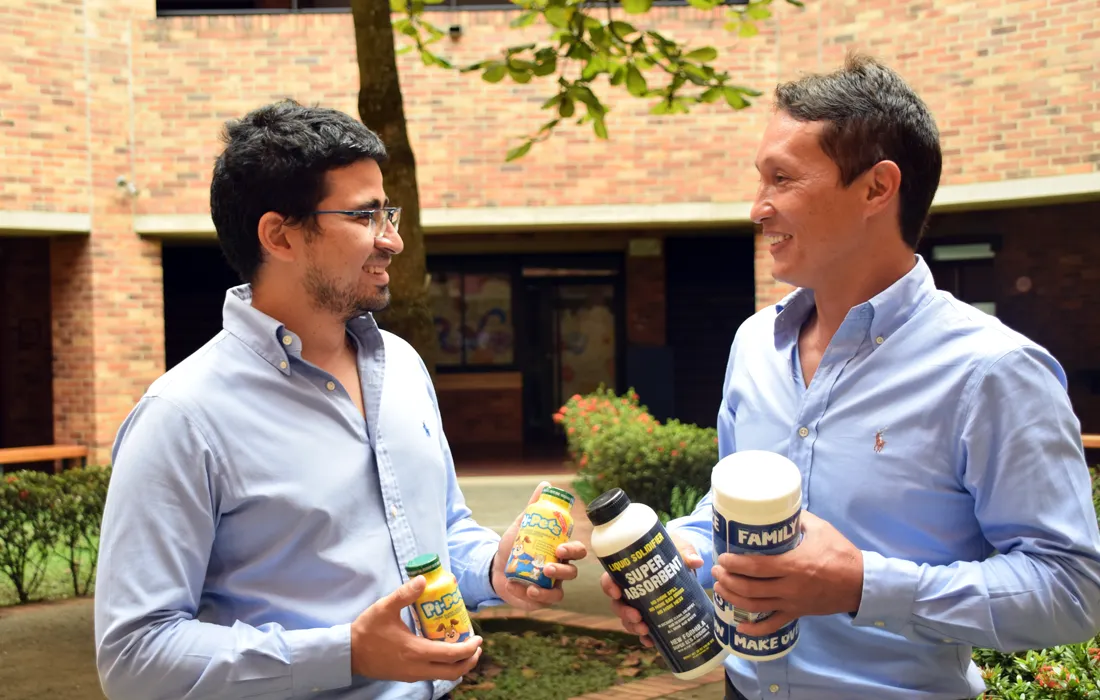 Andrés Kuratomi y Juan David Iragorri, emprendedores que crean productos reciclando pañales Andrés Kuratomi y Juan David Iragorri, emprendedores que crean productos reciclando pañales