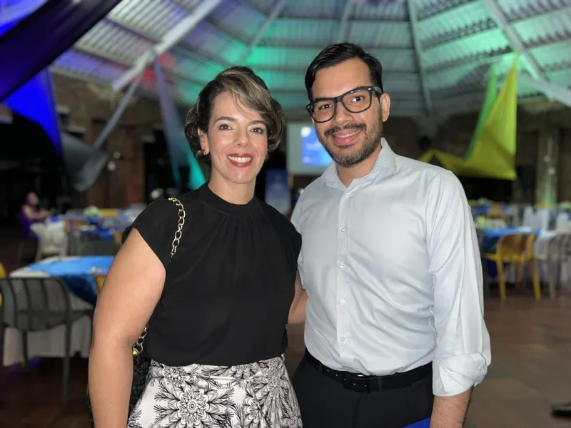 El campus de la Javeriana Cali fue el lugar escogido para reunir, el pasado 21 de noviembre, a varias generaciones de egresados del programa de Derecho, que se reencontraron para destacar la trayectoria de la carrera y recibir reconocimientos en agradecimiento al liderazgo, compromiso y trayectoria de las personas y entidades que han contribuido notablemente al desarrollo del programa. 