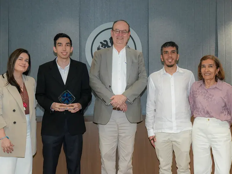 Carolina Conde Giraldo, directora del Consultorio Jurídico; Santiago Valencia, estudiante de Derecho, y Vicente Durán Casas, rector de la Javeriana Cali